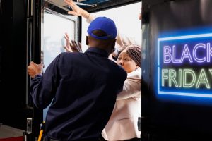Technicien installant un écran LED dans un espace professionnel