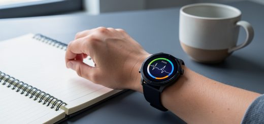 Montre connectée de sport au poignet affichant des indicateurs visuels abstraits liés au sommeil et au rythme cardiaque, posée dans un bureau minimaliste.